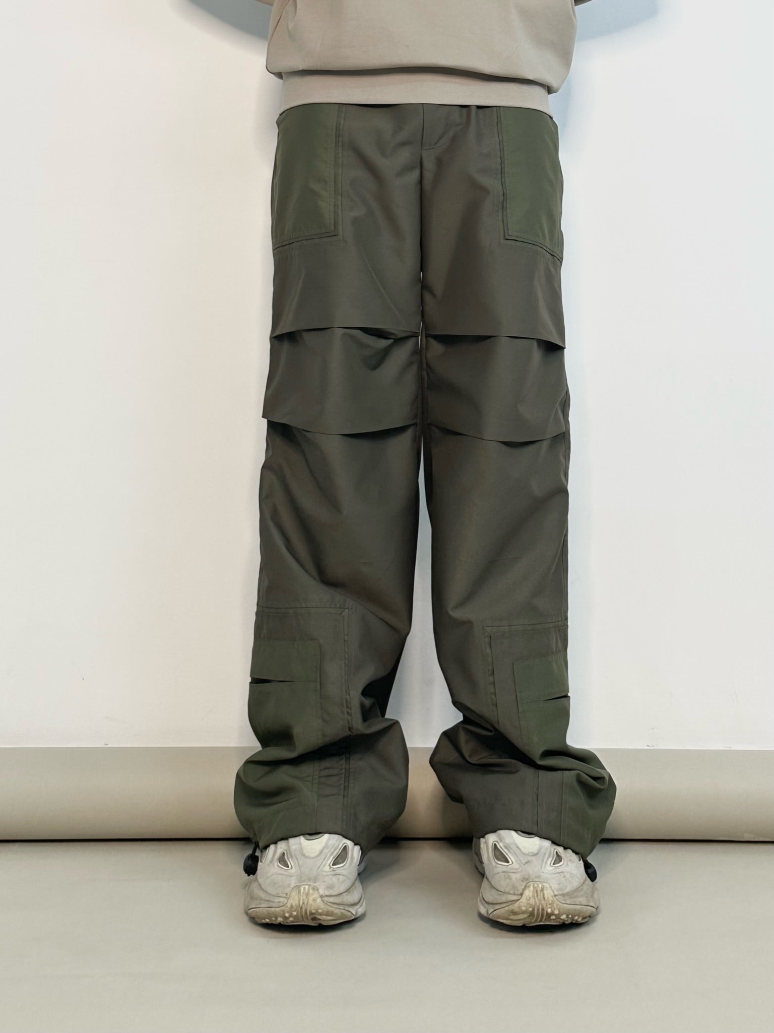 Loose Fit Nylon parachute trousers - Grey - Men | H&M IN